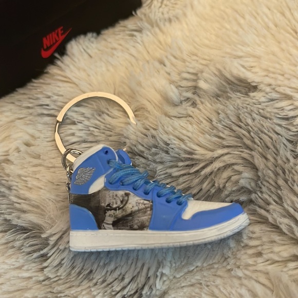 Air Jordan I Mid “Last Shot” Keychain - Picture 5 of 9